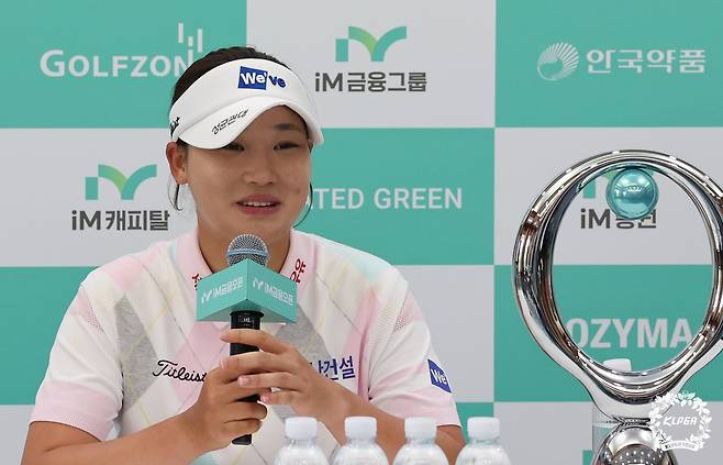 김민솔이 12일 경북 구미시 골프존카운티 선산에서 끝난 KLPGA 투어 iM금융오픈에서 우승한 뒤 우승 인터뷰를 하고 있다. KLPGA 제공