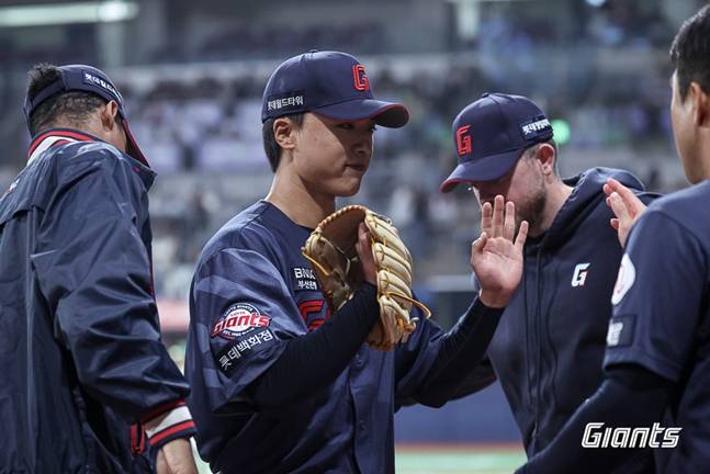 더그아웃으로 들어오는 박정민. /사진=롯데 자이언츠