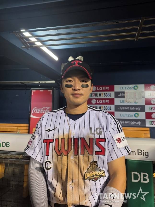 LG 박해민이 11일 잠실 SSG전을 승리로 이끌고 취재진의 인터뷰에 응하고 있다. /사진=김동윤 기자