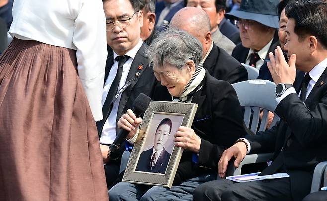 고계순 제주 4·3 희생 유족이 3일 제주4·3평화공원에서 열린 제78주년 제주 4·3 희생자 추념식에서 아버지의 영정을 손에 들고 눈물을 흘리고 있다. [사진 | 뉴시스]