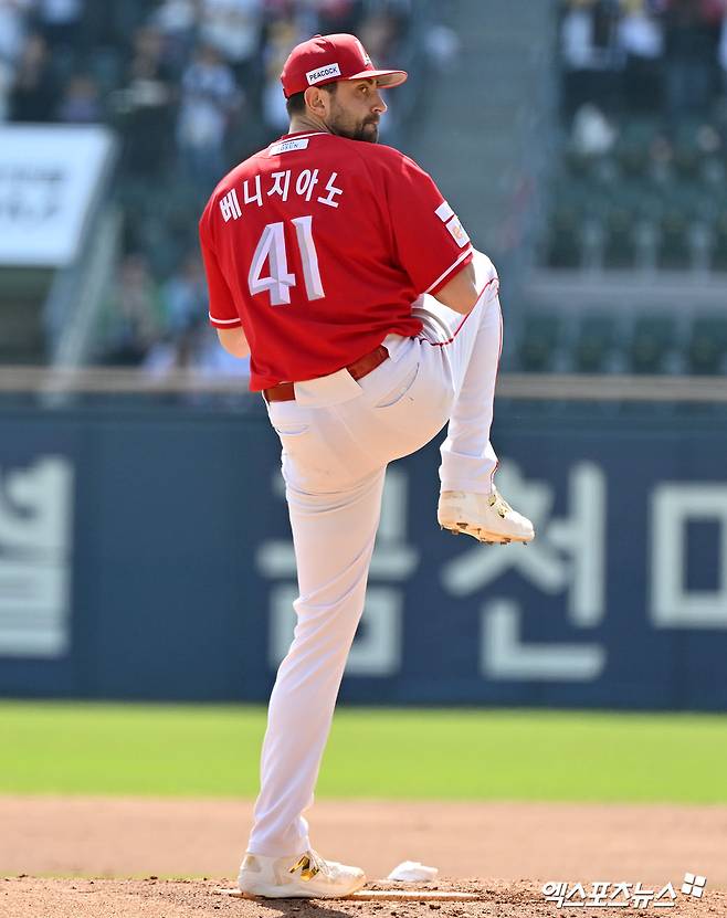 12일 오후 서울 송파구 잠실야구장에서 열린 '2026 신한 SOL Bank KBO리그' SSG 랜더스와 LG 트윈스의 경기, 1회말 SSG 선발투수 베니지아노가 공을 힘차게 던지고 있다. 잠실, 김한준 기자