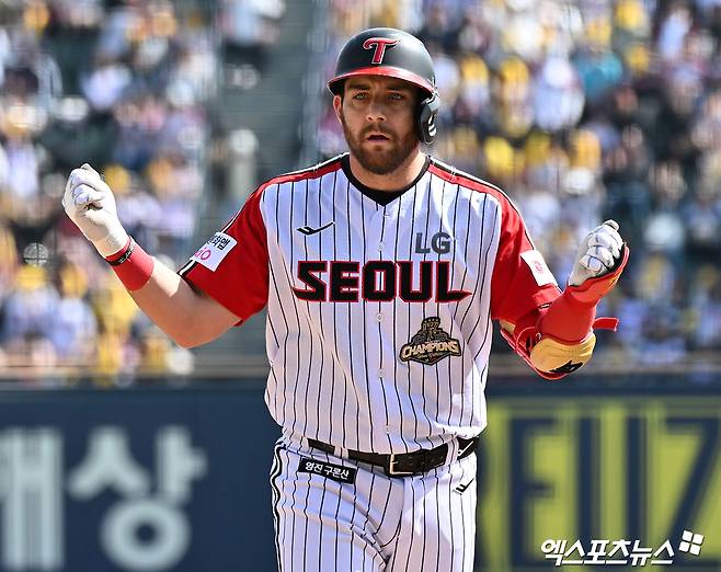 12일 오후 서울 송파구 잠실야구장에서 열린 '2026 신한 SOL Bank KBO리그' SSG 랜더스와 LG 트윈스의 경기, 3회말 1사 3루 LG 오스틴이 1타점 적시타를 날리고 있다. 잠실, 김한준 기자