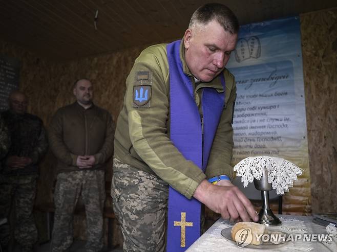 정교회 예배중인 우크라이나 군인들[EPA 연합뉴스 자료사진. 재판매 및 DB 금지]