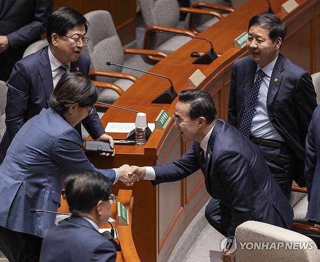 '26.2조' 전쟁 추경 국회 예결위 통과 (서울=연합뉴스) 황광모 기자 = 구윤철 부총리 겸 재정경제부 장관(오른쪽 위)과 박홍근 기획예산처 장관(오른쪽 아래)이 10일 국회에서 열린 예산결산특별위원회 전체 회의에서 정부가 제출한 '26.2조' 추가경정예산이 통과된 뒤 정은경 보건복지부 장관(왼쪽 아래), 최교진 교육부 장관과 인사하고 있다. 2026.4.10 hkmpooh@yna.co.kr