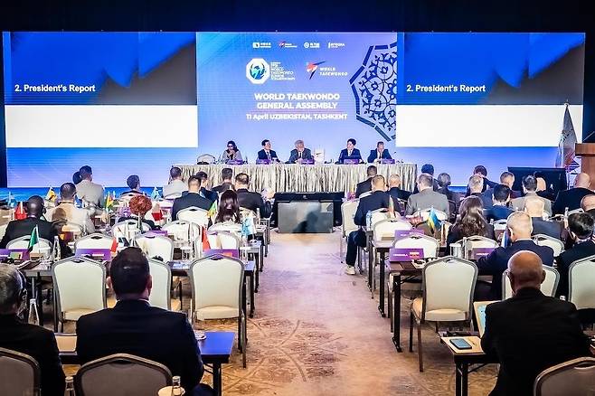 세계태권도연맹 정기총회 세계태권도연맹 위원들이 11일(현지시간) 우즈베키스탄 타슈켄트에서 열린 2026 정기총회에서 새 경기 규칙에 관해 의결하고 있다. [세계태권도연맹 제공. 재배포 및 DB 금지]