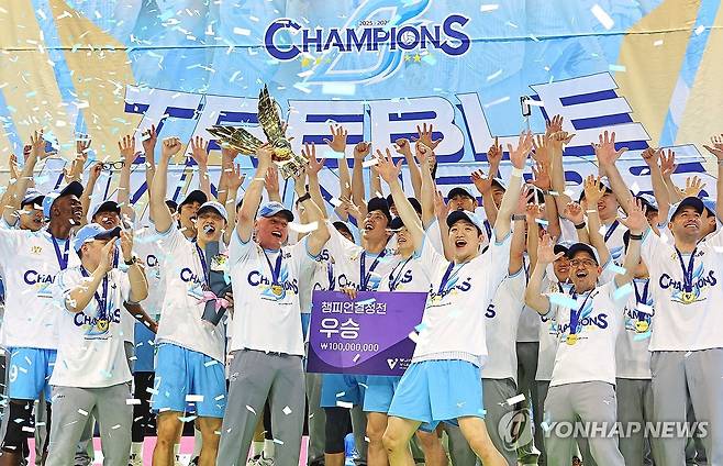 통합우승 차지한 대한항공 (인천=연합뉴스) 임순석 기자 = 10일 인천 계양체육관에서 열린 프로배구 2025-2026 V리그 남자부 챔피언결정전 대한항공과 현대캐피탈 5차전 경기에서 승리하며 통합우승을 차지한 대한항공 선수들이 우승 트로피를 들고 환호하고 있다. 2026.4.10 soonseok02@yna.co.kr
