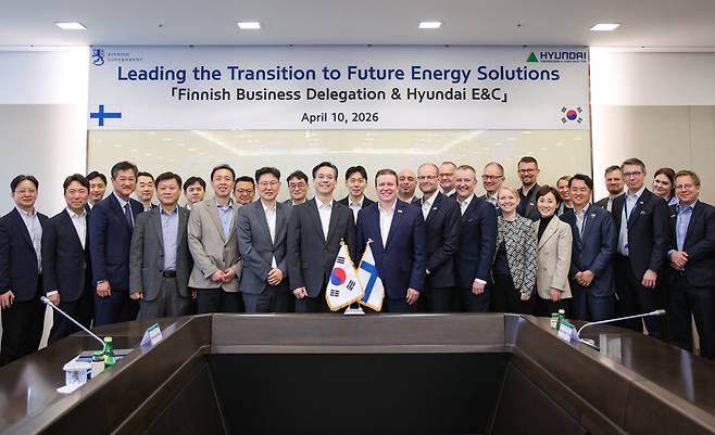 현대건설, 핀란드와 원전 이어 에너지 분야 협력도 모색 (서울=연합뉴스) 현대건설 계동 사옥을 방문한 핀란드 정부 인사 및 경제사절단이 현대건설 경영진과 면담을 마친 뒤 기념사진을 촬영하는 모습. [현대건설 제공]