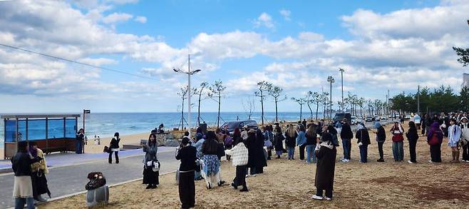 주문진 BTS 버스정류장 찾은 외국인 관광객들 [강릉시 제공. 재판매 및 DB 금지]