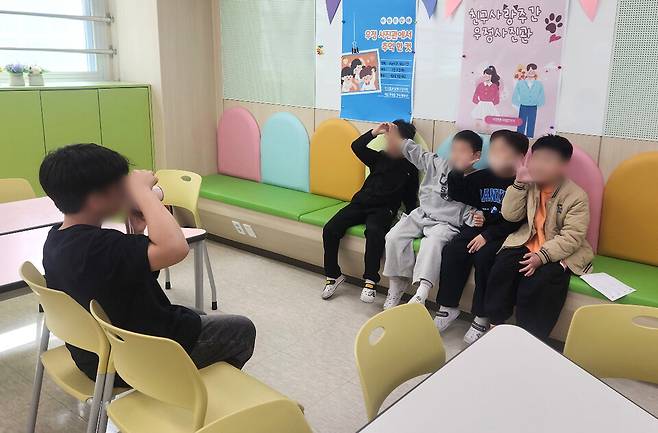 ▲ 중흥초등학교 학생들이 친구 사랑 주간 우정 사진관에서 촬영을 하고 있다./사진제공=중흥초등학교