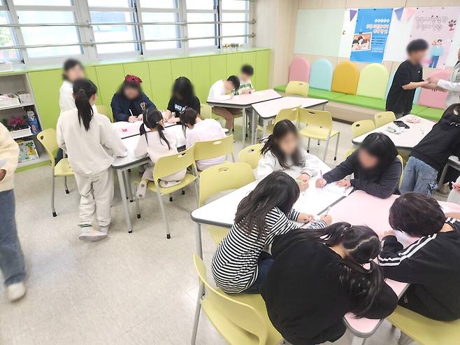 ▲ 중흥초등학교 학생들이 친구 사랑 주간 프로그램을 진행하고 있다./사진제공=중흥초등학교