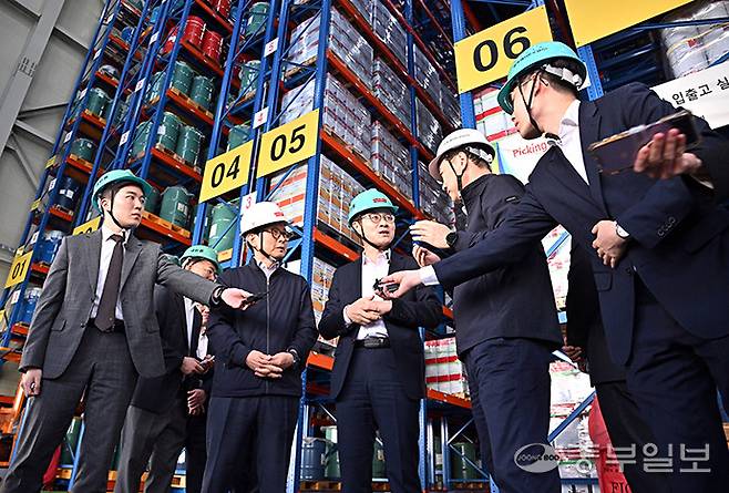13일 오후 안산시 단원구 SP삼화 페인트 공장을 방문한 김정관 산업통상부 장관이 중동 사태로 인한 원자재 수급우려 애로사항을 청취하고 있다. 김경민기자