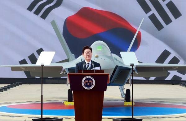 이재명 대통령이 25일 경남 사천 한국항공우주산업(KAI)에서 열린 KF-21 양산 1호기 출고식에서 격려사를 하고 있다. 2026.3.25 [사진=연합뉴스]