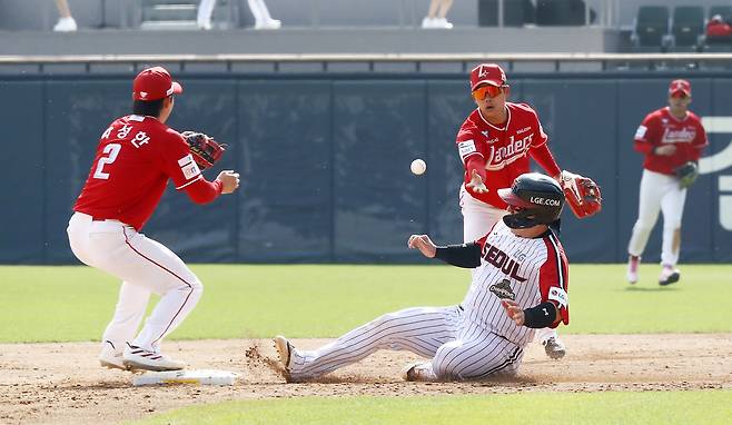 12일 잠실구장에서 열린 LG와 원정 경기에서 SSG 석정우가 수비를 펼치고 있다. 최근 SSG는 2루 수비 불안이 이어지며 두산·NC 6연전 반등의 핵심 과제로 떠올랐다.