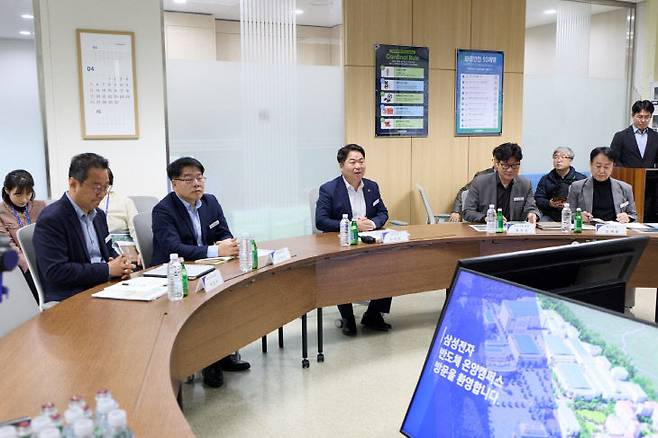 오세현(가운데) 아산시장이 삼성전자 온양사업장을 방문해 아산시를 최우선 투자처로 선정해 줄 것을 요청하고 있다.(아산시 제공)