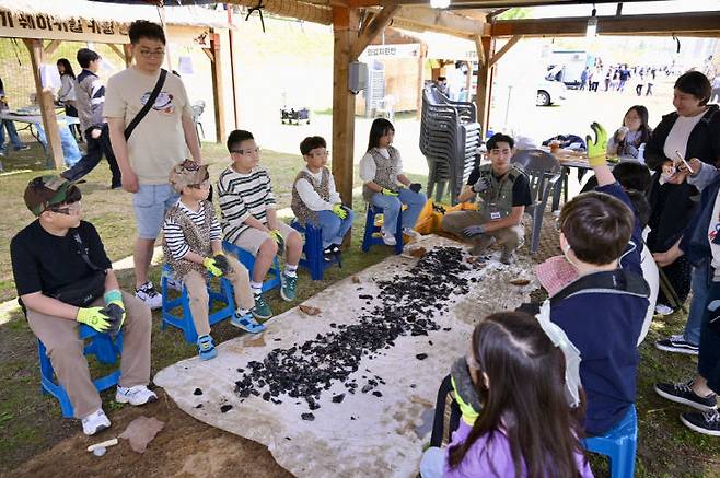 공주시는 5월 2일부터 5월 5일까지 4일간 석장리박물관과 상왕동 일원에서 '제18회 공주 석장리 구석기축제'를 개최한다. 사진은 지난해 축제 모습. (사진= 공주시 제공)