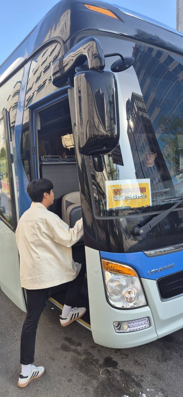 8년 만에 출근 버스 운행이 재개된 13일 전주시청 직원이 출근 버스에 올라타고 있다./전주시