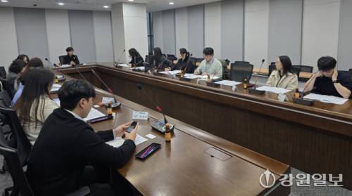 ◇춘천시와 강원대, 한림대, 한림성심대, 송곡대 등 지역 대학은 지난 10일 대학생 춘천시민화(化) 방안 회의를 개최했다.