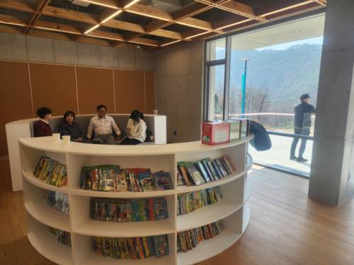 영월의 수려한 자연환경을 배경으로 쉼과 배움, 문화와 예술이 어우러진 복합문화공간 유이당.