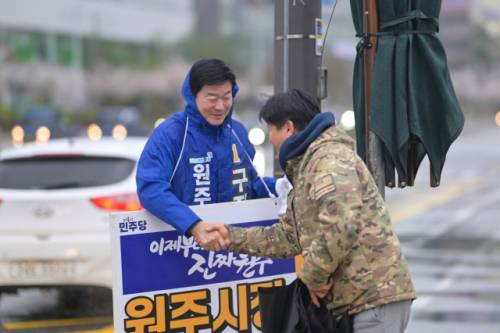 ◇더불어민주당 소속 구자열 원주시장 예비후보는 지난 10일 무실동 시청사거리에서 당내 후보로 확정된 이후 첫 아침인사를 통해 시민들을 만나 지지를 호소했다.