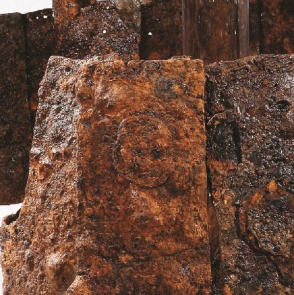 부산 복천동 38호 판갑옷의 수리 흔적(확대 모습).