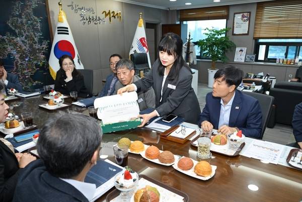 13일 거제시청 시장실에 열린 거제정글빵 시식회 모습. /거제시