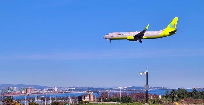 포항경주공항에서 국내선 여객기가 이륙하고 있다.