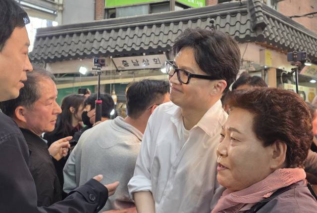 국민의힘에서 제명된 한동훈 전 대표가 11일 수원 팔달문 인근의 전통시장을 찾아 시민들과 만나고 있다. 연합뉴스