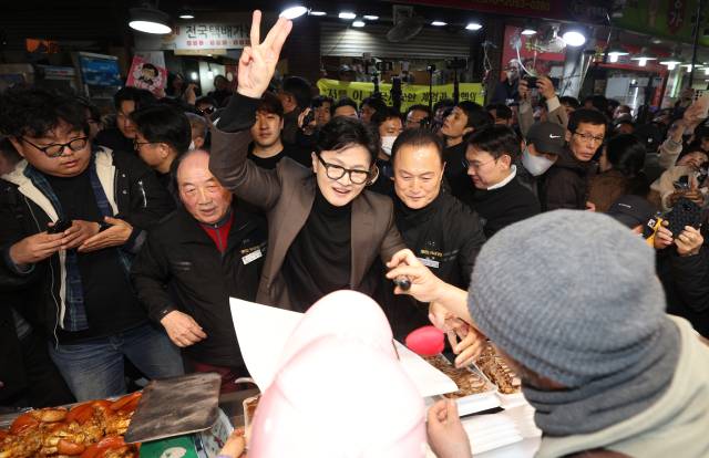 한동훈 전 국민의힘 대표가 부산 북갑 국회의원 보궐선거 출마를 사실상 공식화했다. 지난달 북구 구포시장을 찾아 상인들을 만나는 한 전 대표. 이재찬 기자 chan@