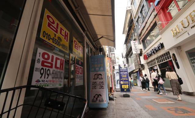 부산의 자영업자 수가 지난 2021년 37만 명에서 2025년 28만 9000명으로 급감한 것으로 나타났다. 13일 오후 부산 중구 남포동 일대 상가 곳곳에 임대 안내문이 붙어 있다. 정종회 기자 jjh@