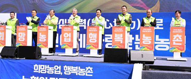 2026 범농협 영농지원 전국 동시 발대식 13일 합천 새남부농협 농산물산지유통센터(APC)에서 열린 '2026 범농협 영농지원 전국 동시 발대식'에서 강호동 농협중앙회장이 박완수 경남도지사, 장재혁 합천군 부군수, 정봉훈 합천군의회 의장 등 참석자들과 영농지원 퍼포먼스를 하고 있다./전강용 기자/