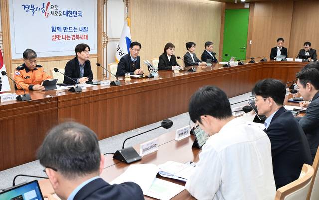 황명석(왼쪽 세 번째) 경북도지사 권한대행이 지난 7일 중동전쟁 장기화에 따른 분야별 대응 점검회의를 주재하고 있다. 경북도 제공.