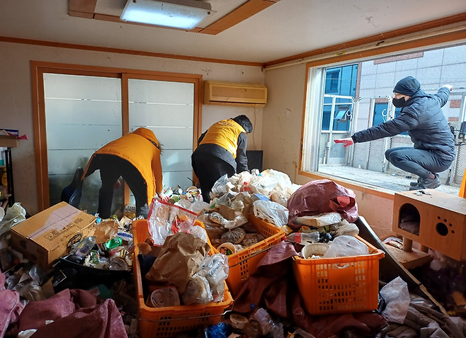 김은미(가명) 씨가 은둔 생활 당시 머물던 집을 대명9동 행정복지센터 봉사단체 이승사자단이 청소를 하고 있는 모습. 이들은 이날 김 씨의 집에서 9t의 쓰레기를 들어냈다. 남구청 제공