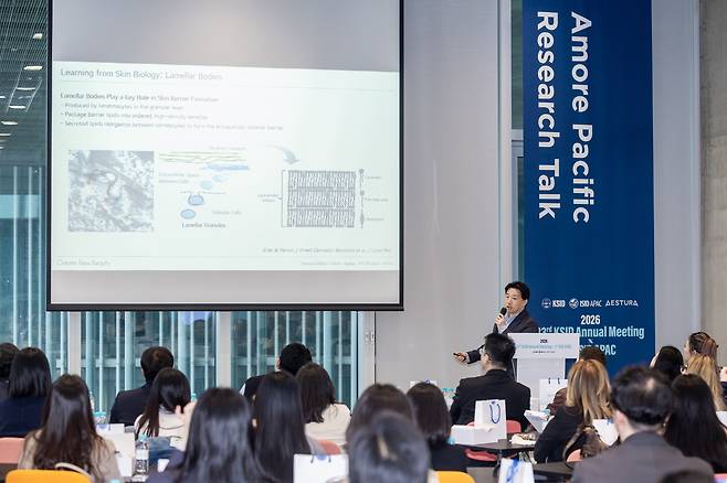 9일 오후 용산 아모레퍼시픽 본사에서 열린 2026 대한피부연구학회?세계피부연구학회 아시아·태평양 지부 공동학술대회 프리뷰 데이 ‘아모레퍼시픽 리서치 토크(AMOREPACIFIC Research Talk)’ 세션에서 백병열 아모레퍼시픽 R&I센터 연구원이 발표하고 있다.(사진제공=아모레퍼시픽)