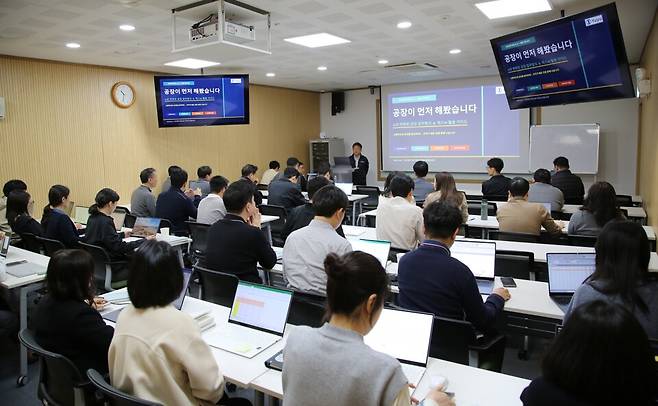 유유제약 공장 AI TFT, 활용사례 발표 현장. /유유제약 제공