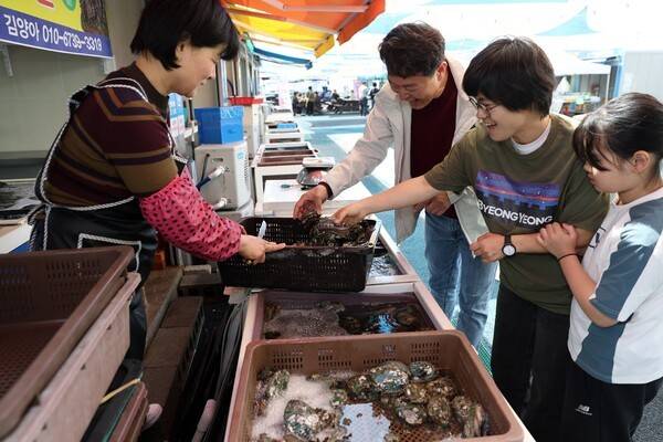 지난 11일 개장한 마량놀토시장에 관광객들이 북적이고 있다.&nbsp;/사진=강진군
