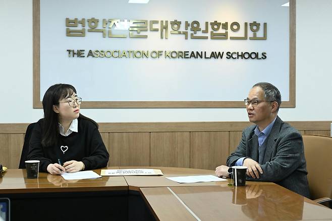 4월 10일 서울 서소문동 법학전문대학원협의회에서 홍수민 전국 법학전문대학원 학생협의회 의장과 홍대식 법학전문대학원협의회 이사장이 좌담회를 열었다. 백성현 기자