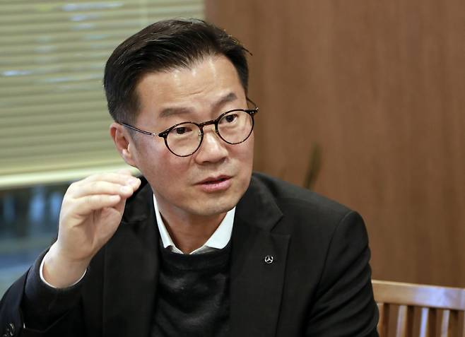 이상국 메르세데스-벤츠 코리아 부사장이 '리테일 오브 더 퓨처(RoF)' 제도에 대해 설명하고 있다. 사진=한국자동차기자협회