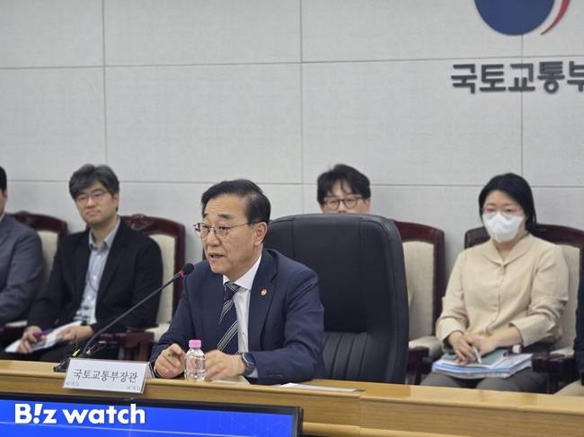 김윤덕 국토교통부 장관이 13일 정부세종청사에서 열린 '새만금 투자지원 태스크 포스(TF)' 킥오프회의에서 모두발언을 하고 있다./사진=김동훈 기자