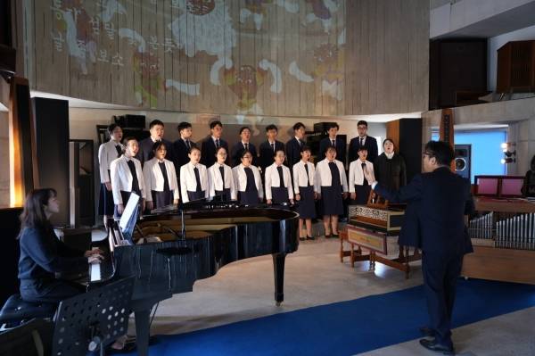 모두함께문화예술원에서 운영하는 'E&I Choir'는 장애인과 비장애인이 함께 화음을 이루는 4성부 합창단이다. 양평의 모던클로이스터에서 상시 연주회를 열고 있으며, 서로의 목소리에 귀 기울이며 완성한 무대는 단원들의 뜨거운 열정이 만들어낸 최고의 결실이다.&nbsp;ⓒ모두함께문화예술원