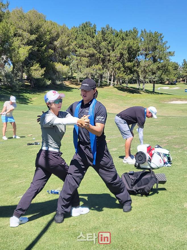 김효주가 LPGA 투어 아람코 챔피언십 경기에 앞서 트레이너와 함께 스트레칭하며 몸을 풀고 있다. (사진=주영로 기자)