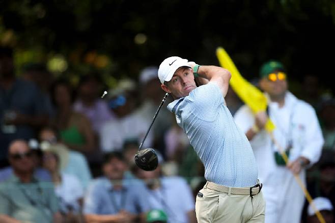 로리 매킬로이가 13일(한국시간) 미국 조지아주 오거스타 내셔널 골프클럽에서 열린 제90회 마스터스 마지막 날 4라운드 7번홀에서 티샷을 하고 있다. 매킬로이는 합계 12언더파 276타를 쳐 대회 2연패에 성공했다. (사진=AFPBBNews)