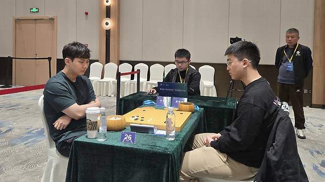 제4회 란커배 일반 26조 결승에서 박정환 9단(왼쪽)과 투샤오위 9단이 대국하고 있다.(사진 한국기원 제공)