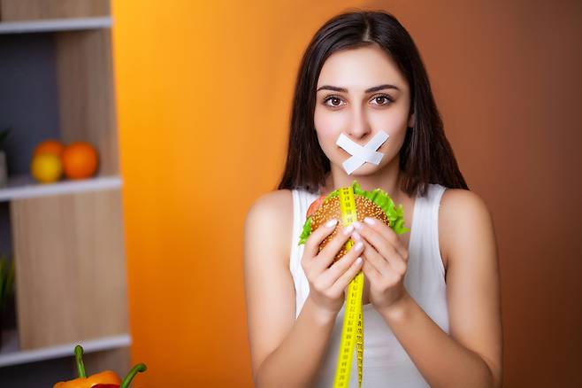 식사 시간을 앞당기고 밤 공복 시간을 늘리는 습관이 장기적인 체중 관리에 도움이 된다는 연구 결과가 나왔다. 사진=게티이미지뱅크