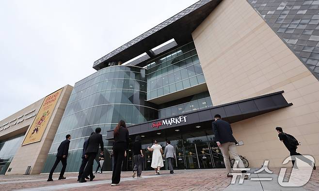 경기도 고양시 일산서구 스타필드마켓 킨텍스점에 시민들이 입장하고 있다. ⓒ 뉴스1