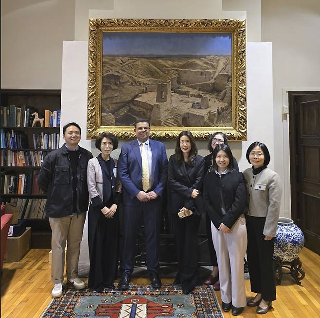 보존처리 업무협의 후 기념촬영하는 크리스토퍼 우즈 펜실베이니아대학 고고인류학박물관 관장(왼쪽 세 번째)과 국립고궁박물관, 문화유산국민신탁 관계자들(국가유산청 제공)