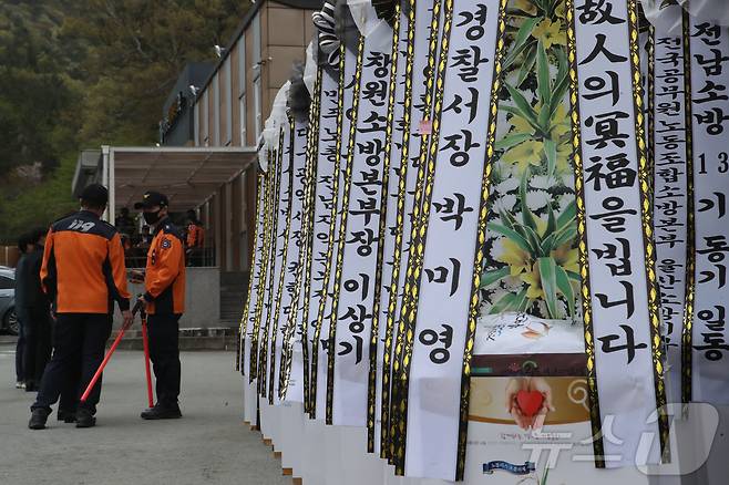13일 전남 완도군 완도읍 한 장례식장 앞에 냉동창고 화재를 진화하다 순직한 소방대원을 위한 근조화환이 놓여있다. 2026.4.13 ⓒ 뉴스1 조수민 수습기자