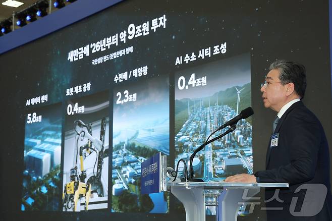 장재훈 현대차그룹 부회장이 27일 전북 군산시 새만금 컨벤션센터에서 열린 새만금 로봇·수소·AI 시티 투자협약식에서 새만금 미래 전략사업 투자계획을 발표하고 있다. 2026.2.27 ⓒ 뉴스1 이재명 기자