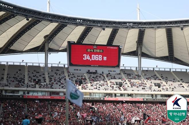 지난 11일 서울월드컵경기장에서 열린 ‘하나은행 K리그1 2026’ 7라운드 FC서울과 전북 현대의 경기에서 시즌 최다인 3만4068명의 관중이 찾았다. 서울은 이날 전북전 홈 징크스를 깨뜨리고 무패 가도를 달렸다. 사진 | 한국프로축구연맹