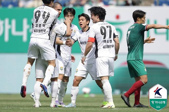 강원 김대원(가운데)이 12일 대전전에서 선제골을 넣고 동료들과 기쁨을 나누고 있다. 사진 | 한국프로축구연맹