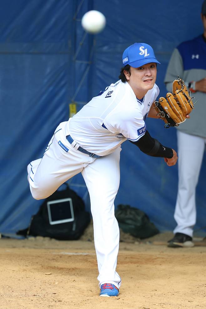 삼성 이재희가 2026 오키나와 스프링캠프에서 불펜피칭 하고 있다. 사진 | 삼성 라이온즈
